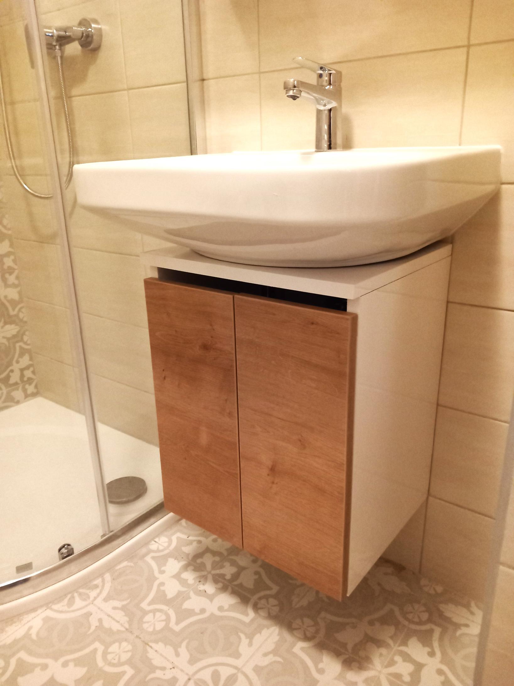 koupelnová skříňka